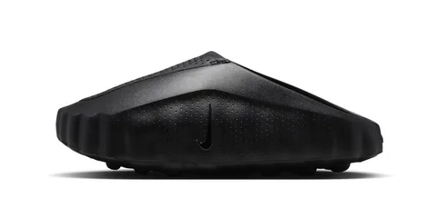 Chaussure noire au design moderne et minimaliste.