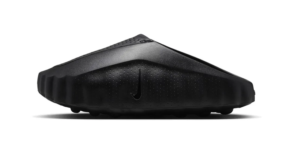 Chaussure noire au design moderne et minimaliste.