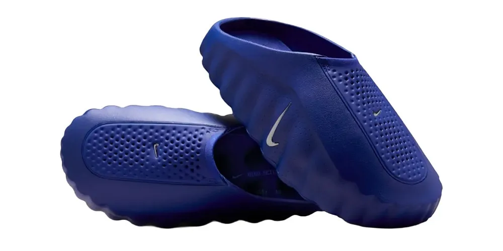 Chaussures bleues modernes avec semelle ondulée.