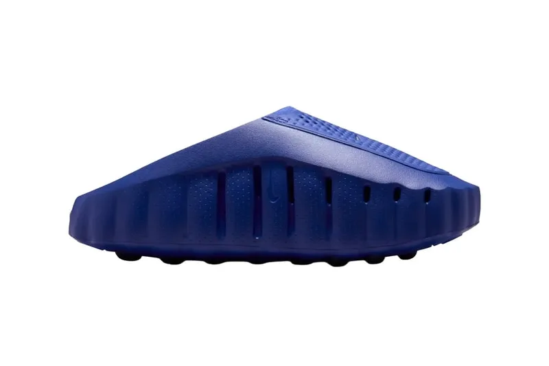 Sabot en caoutchouc bleu avec semelle texturée et design moderne.