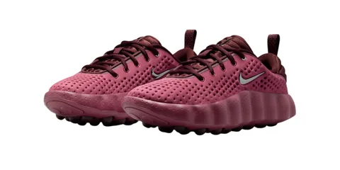 Chaussures de sport rouges avec logo blanc sur le côté.