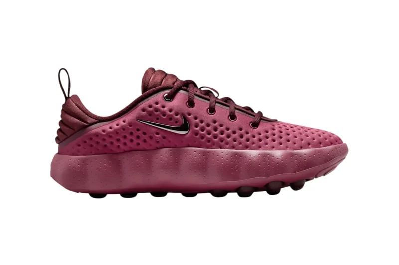 Chaussure de sport rose avec logo Nike sur le côté.