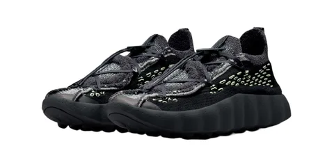 Paire de baskets noires à semelle épaisse avec détails vert clair.
