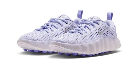 Chaussures sport violettes avec logo en forme de Swoosh, semelle texturée.