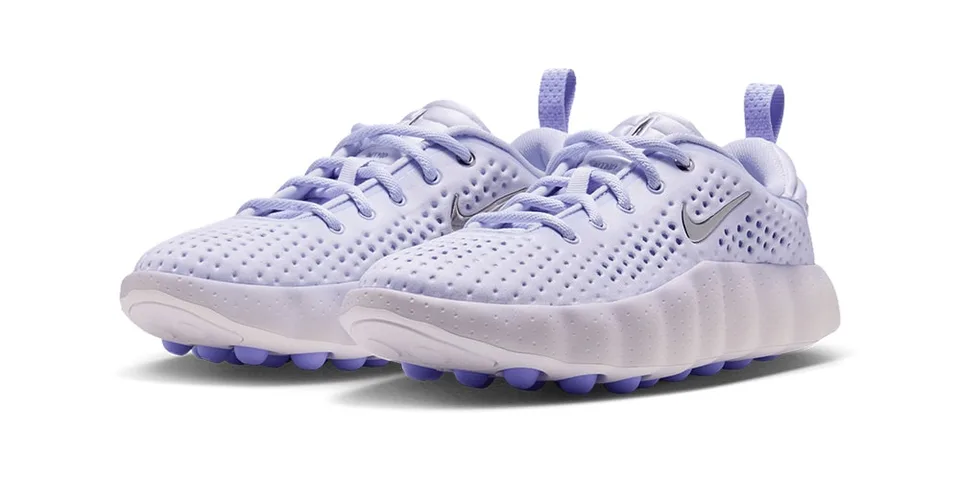 Chaussures sport violettes avec logo en forme de Swoosh, semelle texturée.