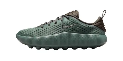 Chaussure verte avec logo noir et semelle texturée.