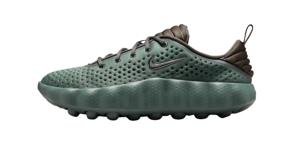 Chaussure verte avec logo noir et semelle texturée.