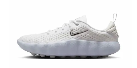 Chaussure blanche avec semelle texturée et logo Nike en argent.