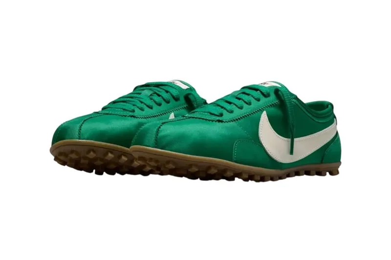 Chaussures vertes avec logo blanc et semelle en gomme