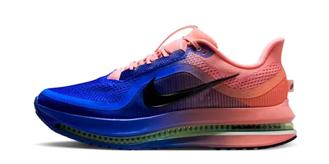 Chaussure de sport bleue et rose avec logo noir sur le côté.
