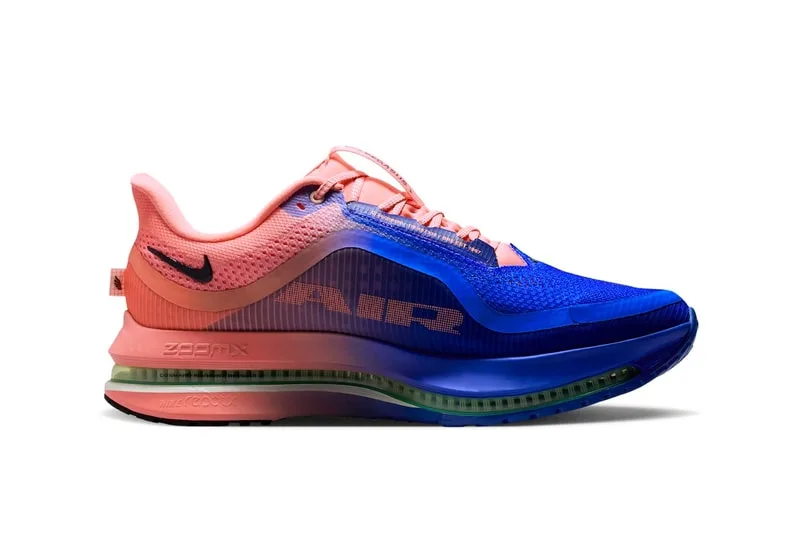 Baskets bleues et roses avec semelle verte et bleue, logo Swoosh visible.
