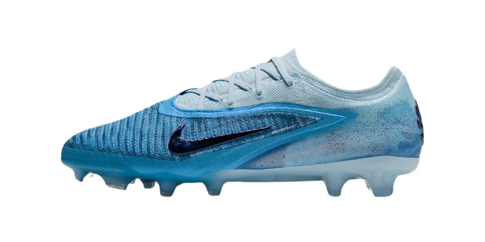 Chaussure de football bleue avec crampons et logo Nike.
