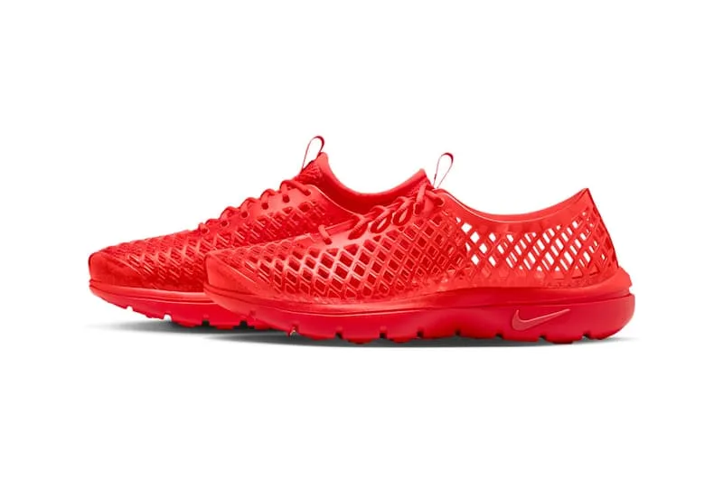 Chaussures de sport rouges avec design en maille ajourée.