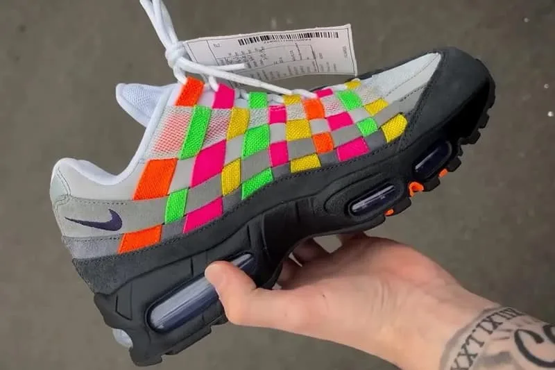 nike-reinvente-lair-max-95-avec-une-version-tissee-multicolor/carousel-1.jpg