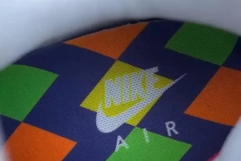 nike-reinvente-lair-max-95-avec-une-version-tissee-multicolor/carousel-5.jpg