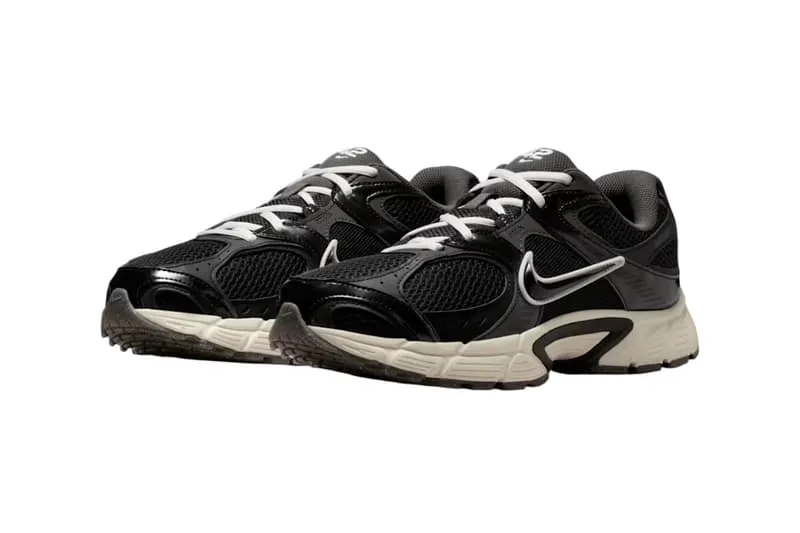Chaussures de sport noires et blanches, semelle blanche, logo Nike.