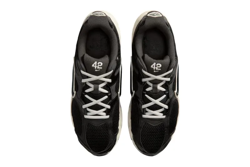 Vue de dessus, baskets noires avec numéro 42.