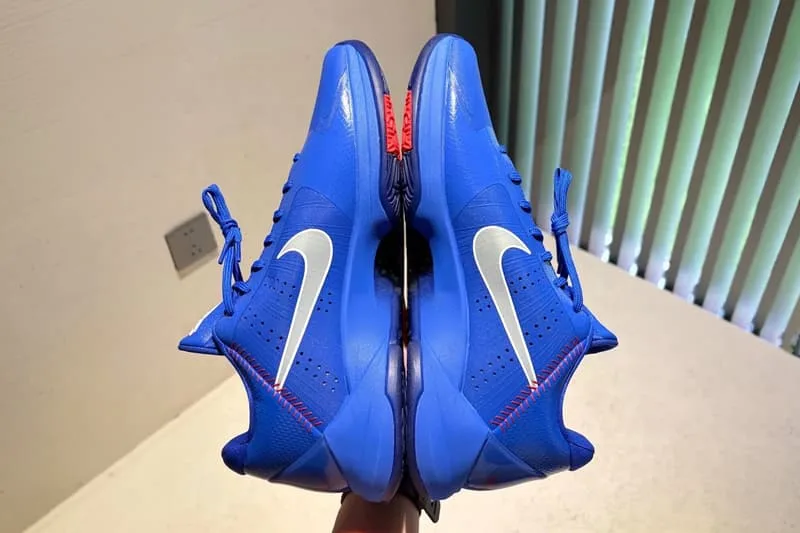 nike-rend-hommage-a-los-angeles-avec-la-kobe-5-protro-dodgers/carousel-3.jpg