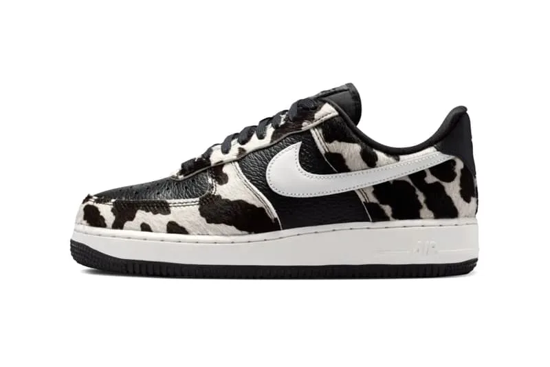 Basket noire et blanche avec motif peau de vache et logo blanc.
