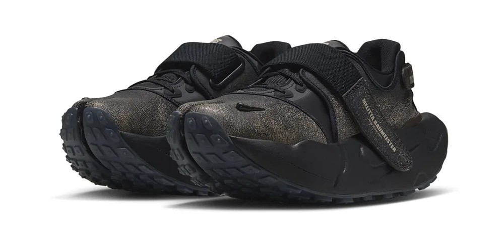 Deux chaussures de randonnée noires à semelles épaisses sur fond blanc.