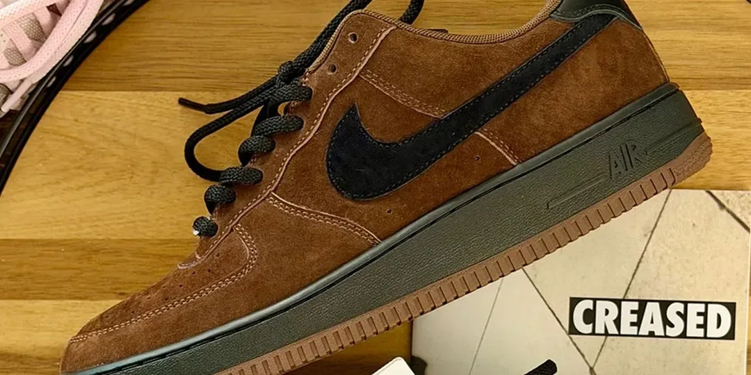 Chaussure marron en daim avec logo Nike noire, semelle Air grise.