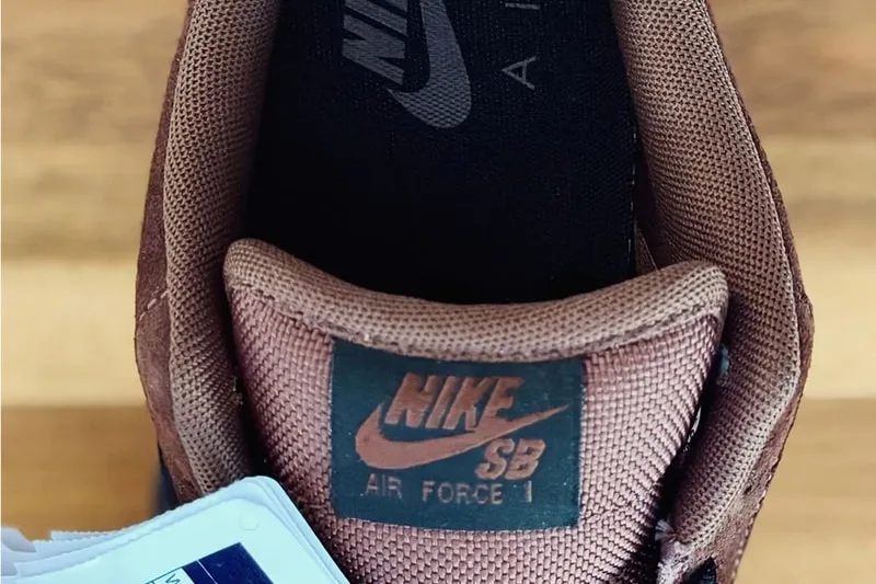 Étiquette montrant 'Nike SB Air Force 1' sur une chaussure marron.