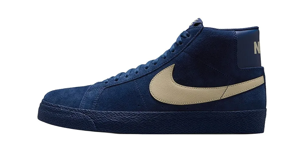 Basket montante bleue avec logo beige sur le côté.