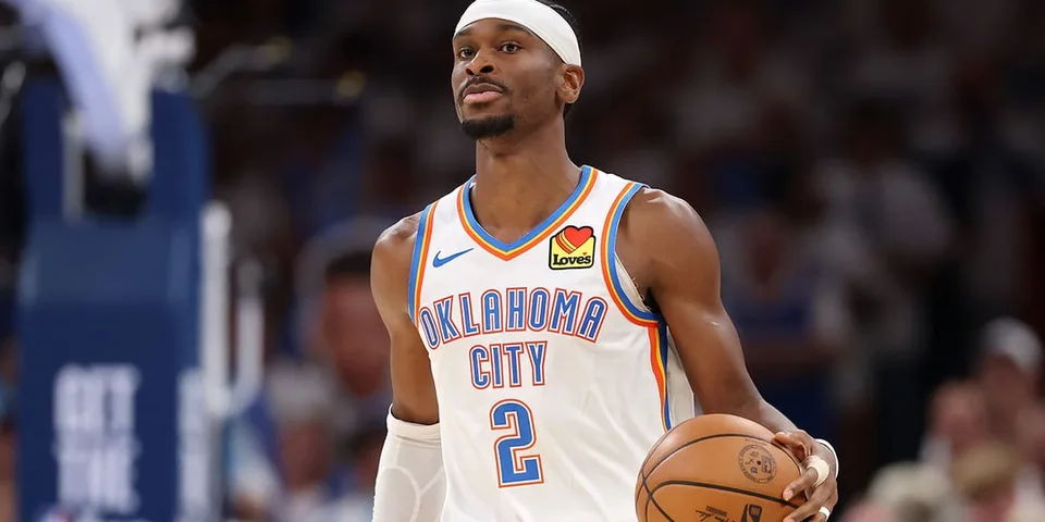 Joueur de basket en maillot Oklahoma City tenant un ballon.