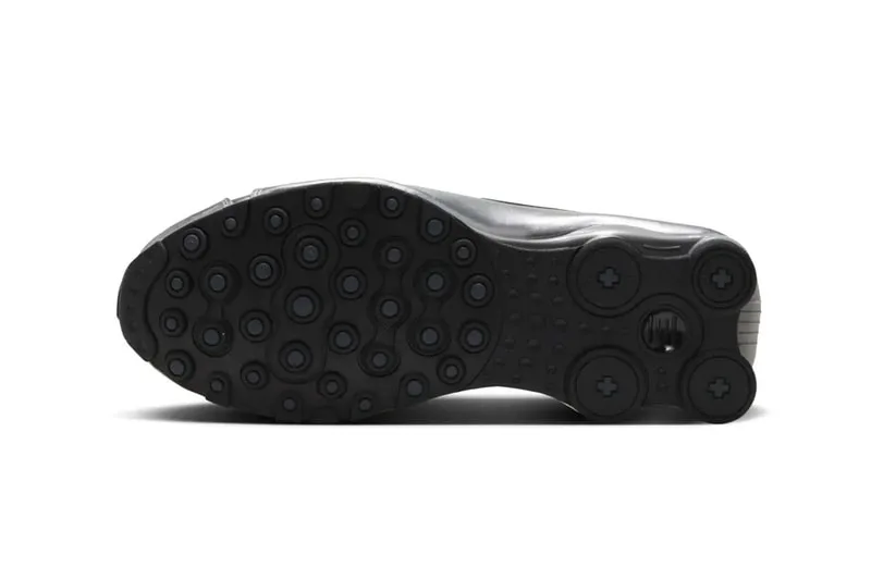 Images officielles de la Nike Shox NZ Photon Dust, Metallic Silver, Classic Charcoal et Black IU7506-002