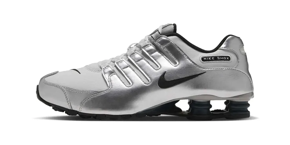 Chaussure Nike argentée à semelle noire, vue de profil sur fond blanc.