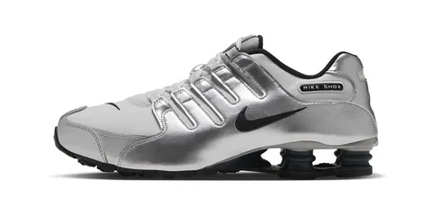 Chaussure Nike argentée à semelle noire, vue de profil sur fond blanc.