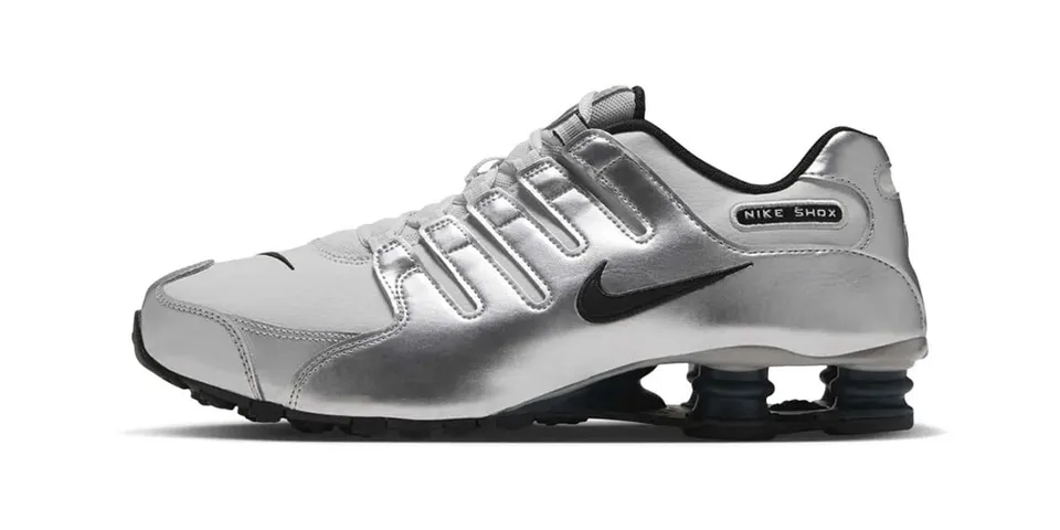 Chaussure Nike argentée à semelle noire, vue de profil sur fond blanc.