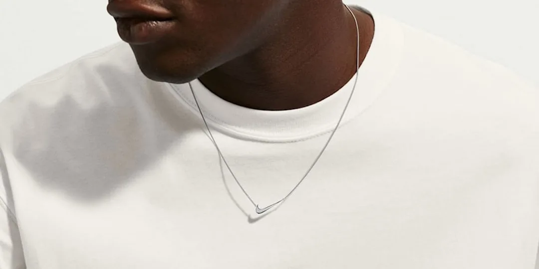 Homme avec collier et t-shirt blanc, gros plan