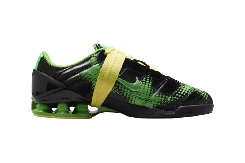 Chaussure verte et noire avec talon à ressorts et lacets jaunes