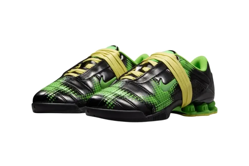 Chaussures vertes et noires avec semelles distinctives.