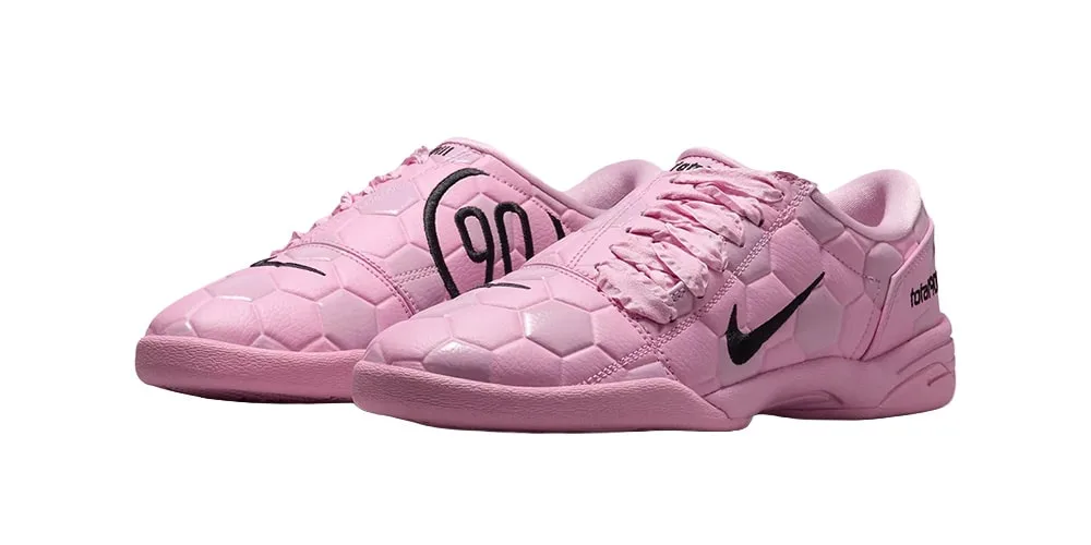 Chaussures roses avec motifs hexagonaux et logo noir.