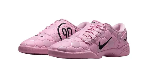 Chaussures roses avec motifs hexagonaux et logo noir.