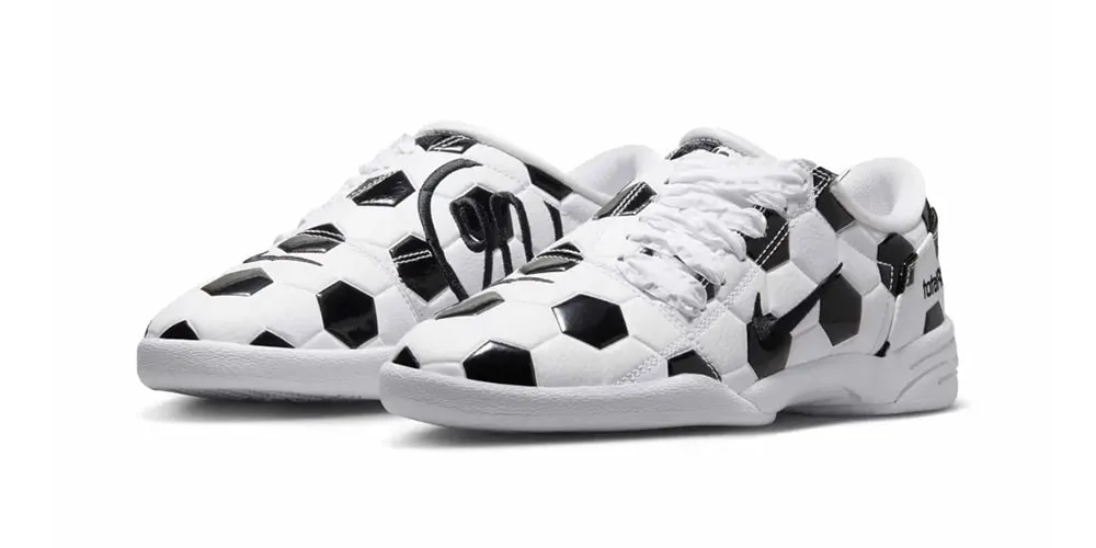 Chaussures blanches avec motif de ballon de football noir.