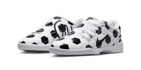 Chaussures blanches avec motif de ballon de football noir.