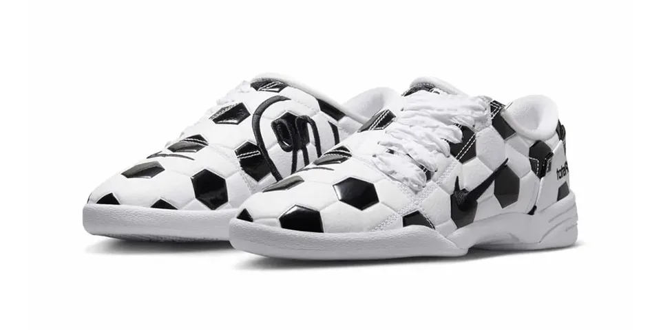 Chaussures blanches avec motif de ballon de football noir.