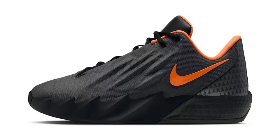 Chaussure noire et orange avec logo Nike orange.