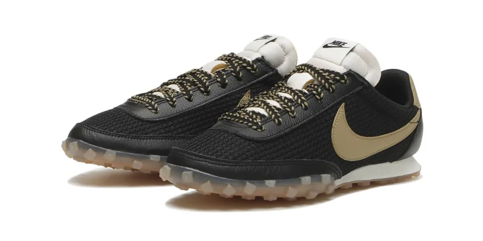 Chaussures noires et dorées Nike Cortez avec semelles transparentes.