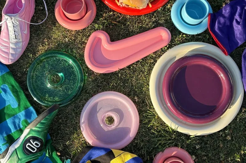 Objets colorés sur l'herbe comprenant des chaussures et des assiettes.
