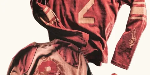 Deux maillots rétro avec le numéro 2 et des rayures.