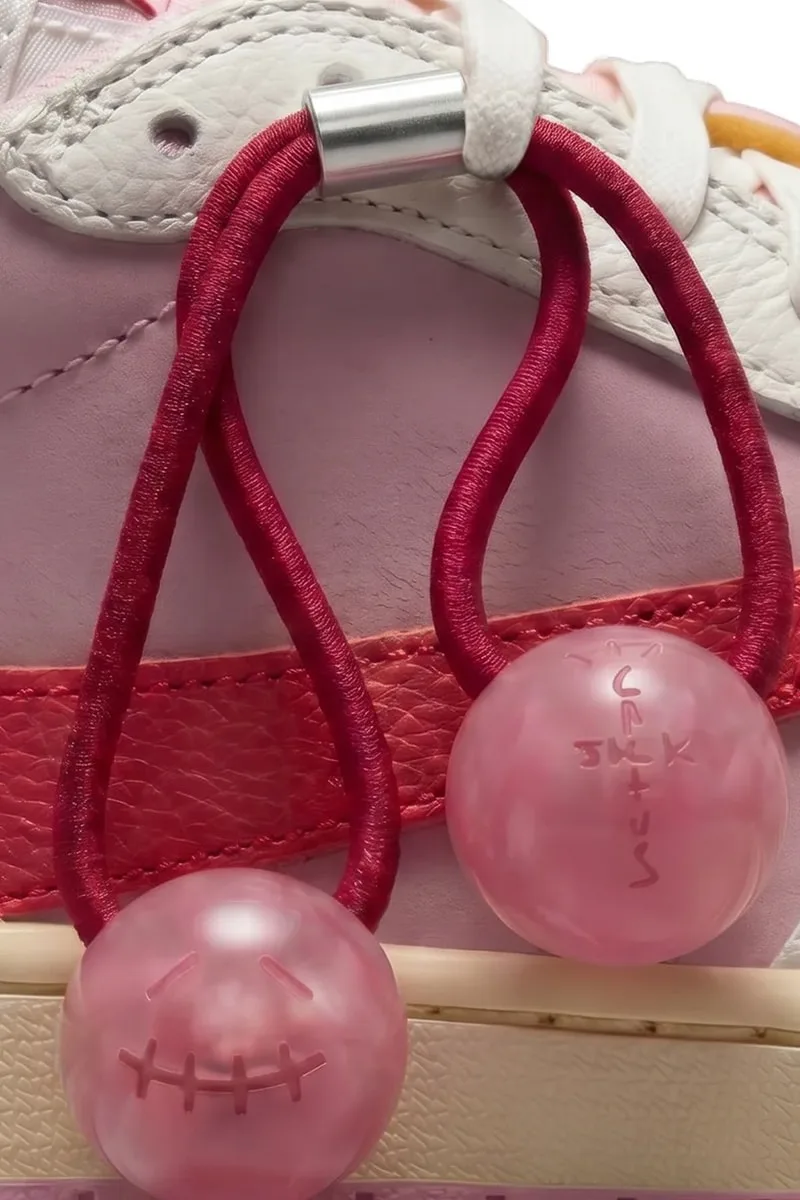 Ballons roses face souriante sur chaussure rouge et rose.