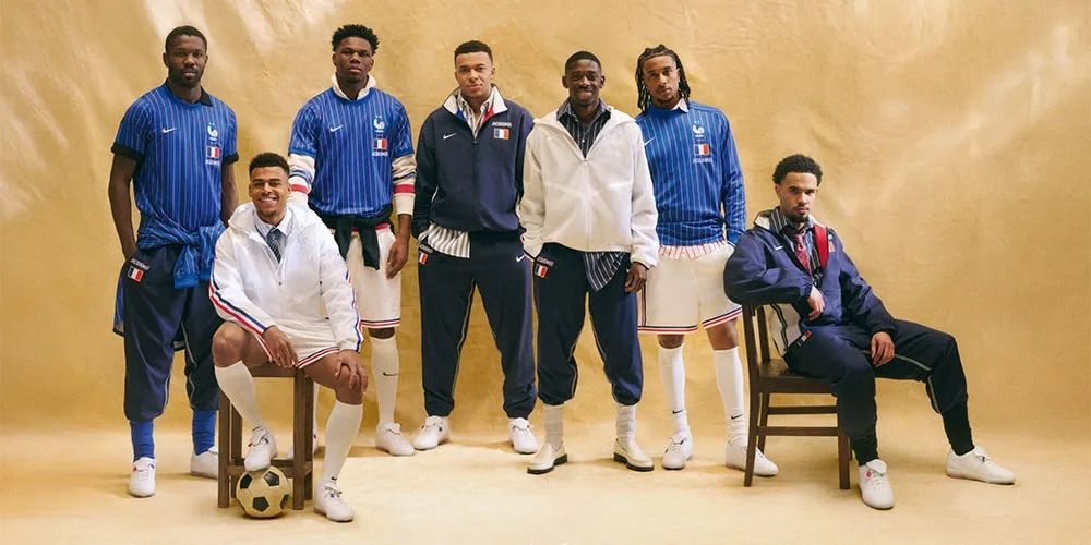 Joueurs de football en tenue sportive, posant ensemble.