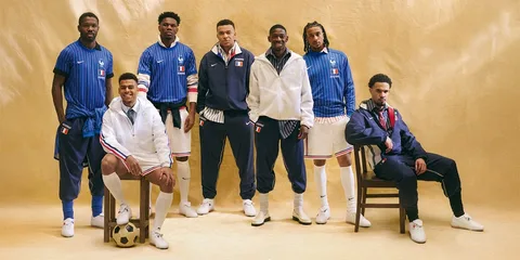 Joueurs de football en tenue sportive, posant ensemble.