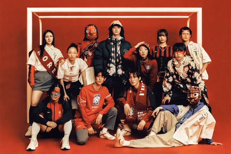 Groupe de personnes en vêtements sportifs devant un but rouge.