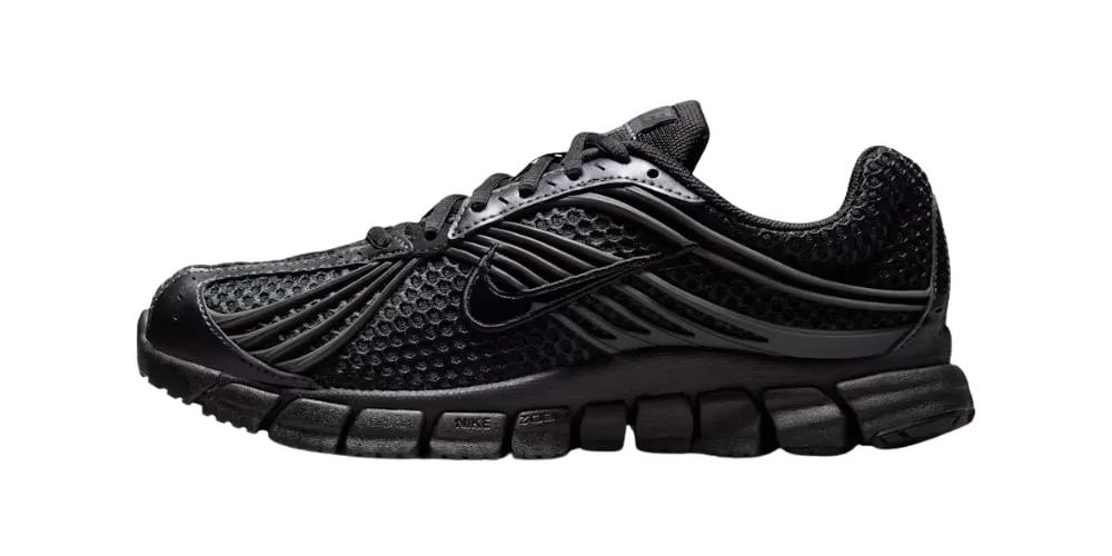 Chaussure noire avec motif en maille et semelle épaisse.
