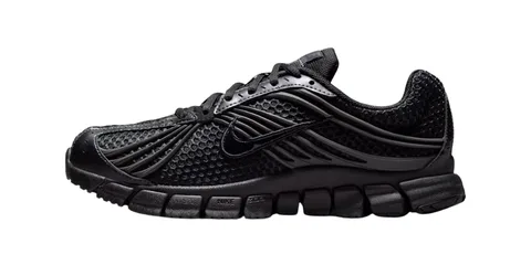 Chaussure noire avec motif en maille et semelle épaisse.